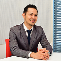 海外人事統括部 兼 グローバル事業開発 兼 グローバル販促統括グループ プロジェクトリーダー/鈴木淳也