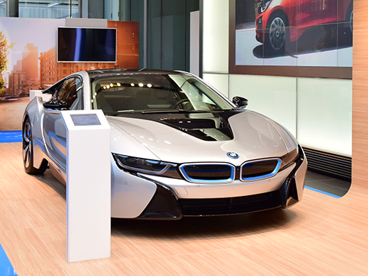 東京駅に隣接する本社1Fのショールームでは、最新のプラグイン・ハイブリッドのBMWi8を展示