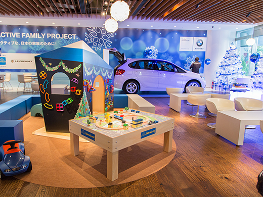 新車とカフェがコラボレーション。多彩なイベント企画はマーケティングの重要な仕事です