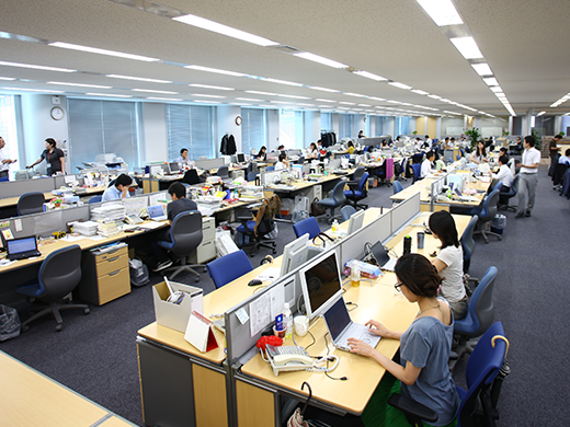 すっきりとレイアウトされた執務スペース