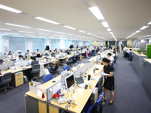 明るくすっきりとした印象のオフィス