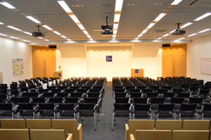 200名収容の大教室では、各界の著名人が登壇するセミナーなどを開催