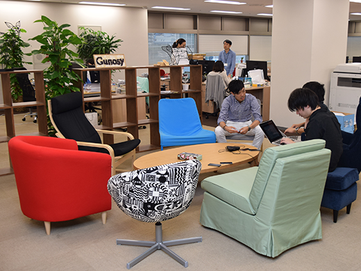 カラフルなソファでリラックスしながらミーティングを行うことも。