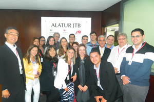 ブラジルに設立したAlatur JTBのフランシスコ社長（右から2番目）マルコス副社長（右から4番目）鈴木取締役（一番左）と社員たち