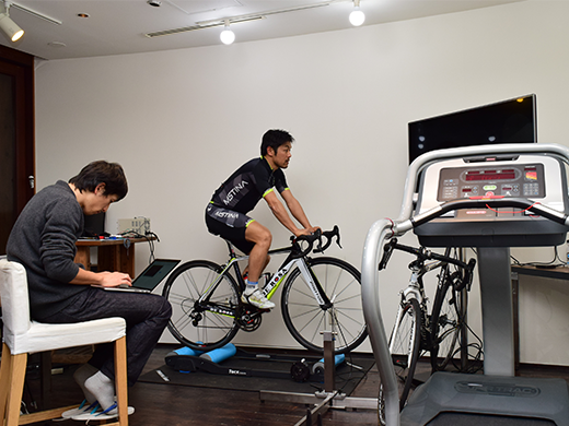 オフィスにトレッドミルを設置してトップアスリートのデータを取り、研究開発を行っています