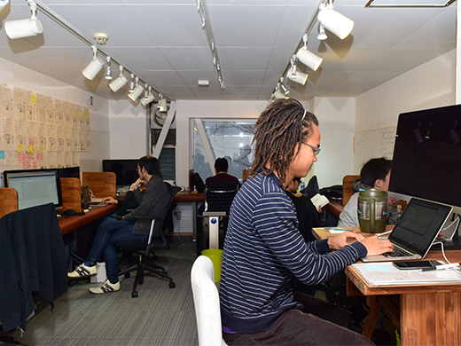 執務スペースの一角。スポーツ好きの社員が集まり、事業を動かしています