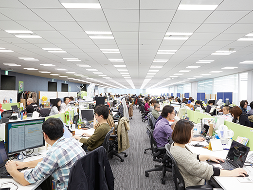 明るくて奥行きのある執務スペース