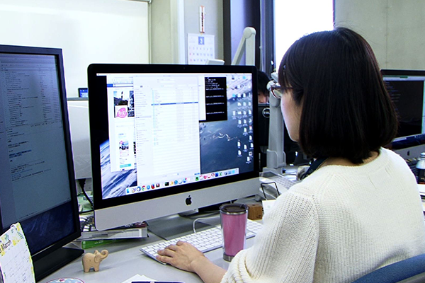 マルチディスプレイで快適な制作環境を用意しています