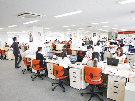 明るくすっきりとした印象のオフィス