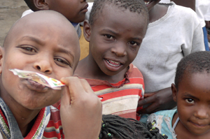 即席めんを通してアフリカの人々のおなかを満たす。