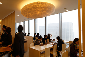 本社は東京駅直結のグラントウキョウサウスタワー。社内にはカフェ、バーラウンジ、蕎麦処まであります。