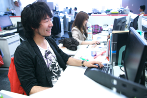 社内ではデスク周りの環境にルールはなく、業務に必要な仕事環境をそれぞれが工夫して構築しています。