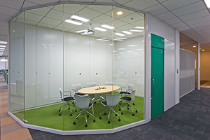 サービスや職種によってフロアが異なり、それぞれ雰囲気に特徴があります。