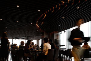 夜はバーになる最上階41Fの社員食堂「空箱」。他にも3つの社員食堂があります。