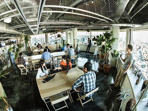 さまざまな植物が集められ、リフレッシュ効果のあるフリースペースGARDEN