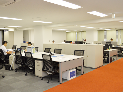 設立したばかりでフレッシュな空気が流れるオフィス内観