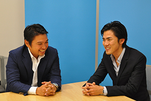 セールスディレクター味澤（左）、アカウントマネージャー岡本（右）　対談の様子