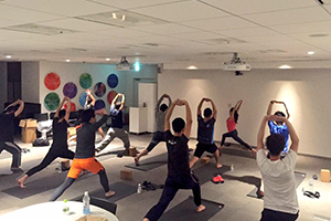 毎週月曜日と水曜日に社内ヨガを実施しています