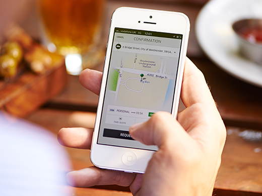 車を呼びたい場所にピンを置き、タップするだけ。簡単に配車手配が完了します